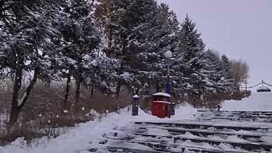 4k高清拍摄冬季飘雪中的额尔敦13敖包视频的预览图